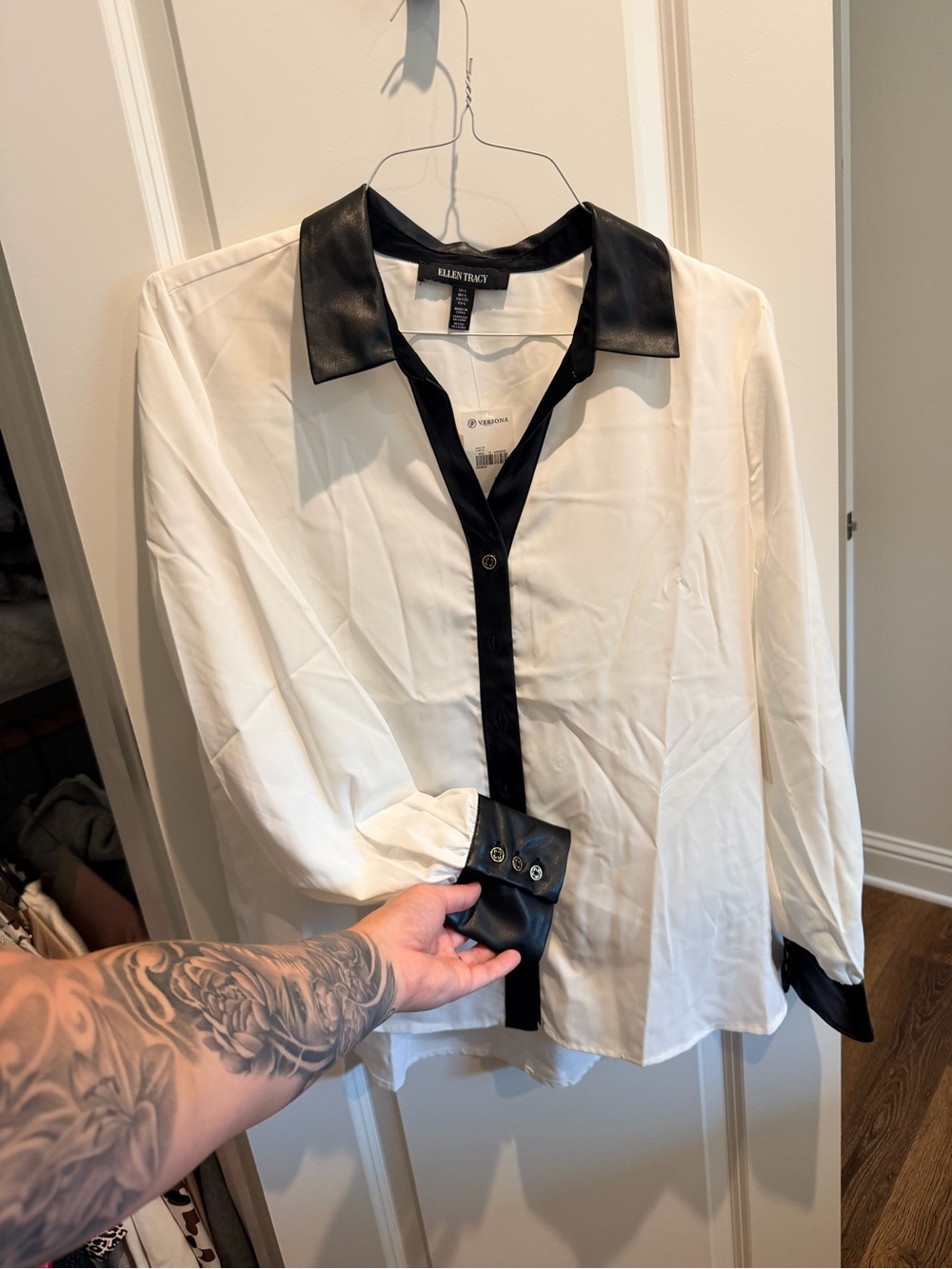 Ellen Tracy White Button-Down Shirt with Black Collar & Trim